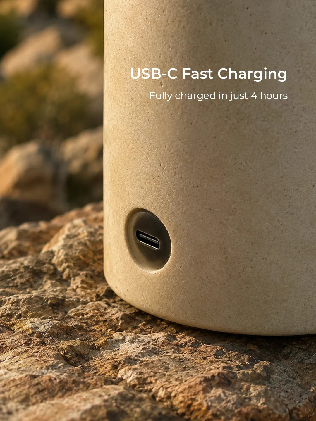 Nahaufnahme des USB-C-Ladeanschlusses der Hooled Vesper Stone Tischleuchte, die in etwa vier Stunden vollständig aufgeladen ist