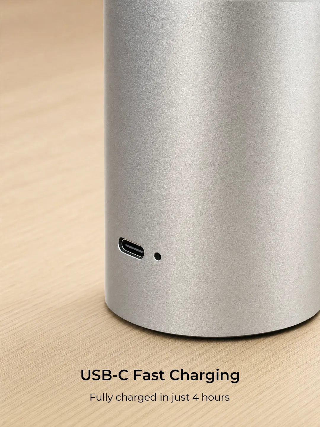 Nahaufnahme des USB-C-Ladeanschlusses der Hooled Vesper Metal Tischleuchte, die in etwa vier Stunden vollständig aufgeladen ist