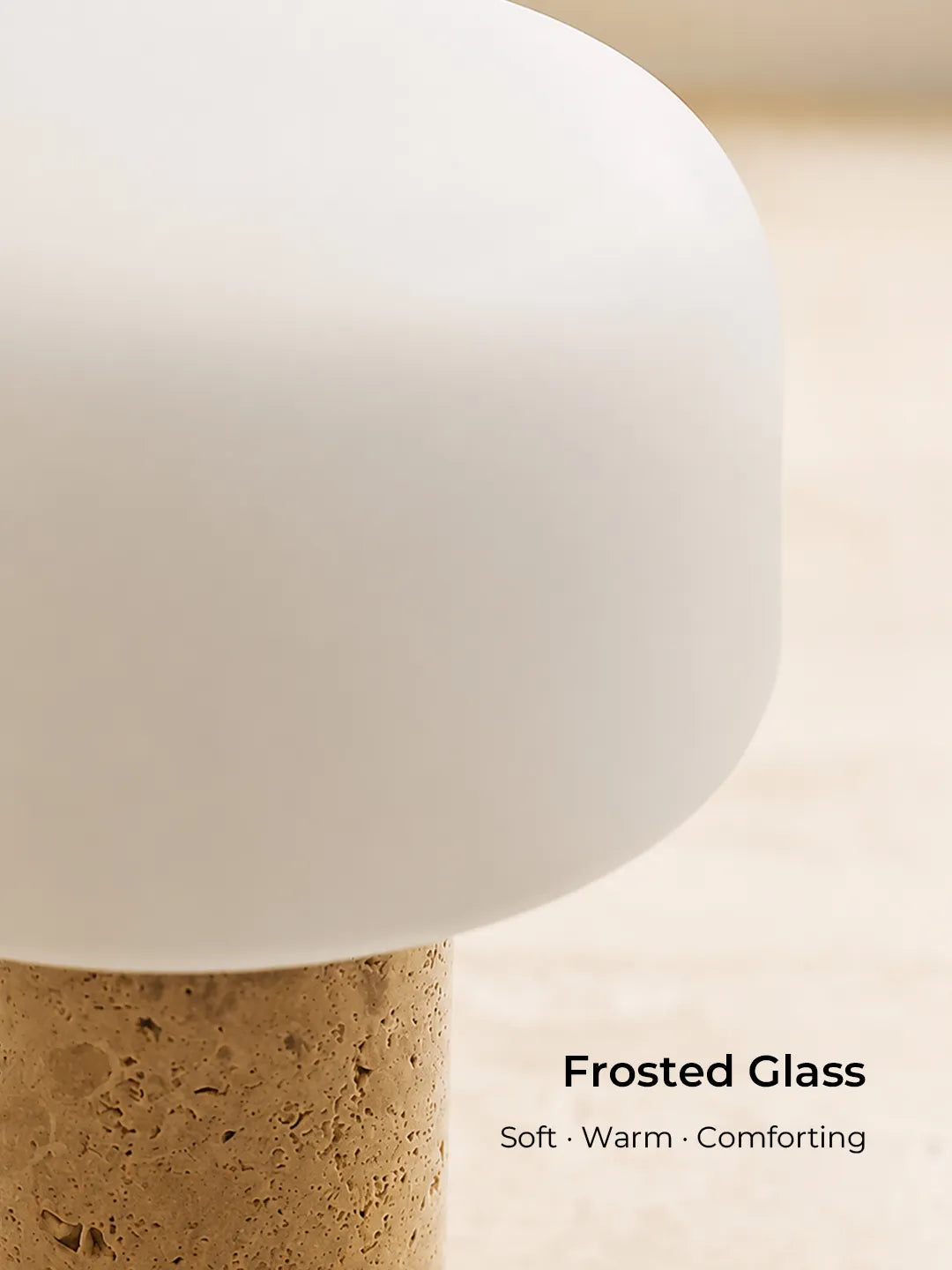 Nahaufnahme der Hooled Vesper Stone Tischleuchte mit mattem Glasschirm und Travertinsockel