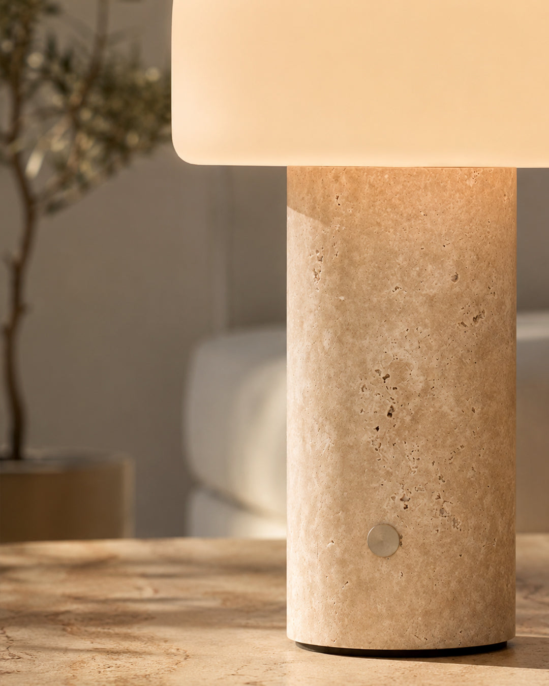 Nahaufnahme der Hooled Vesper Stone Tischleuchte mit Travertinsockel, Glasschirm und rundem Touch-Schalter