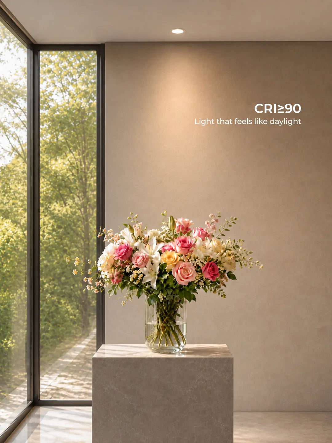 CRI 90 Grafik mit Hooled Calla Deckenspot ueber Blumen in einem hellen Raum