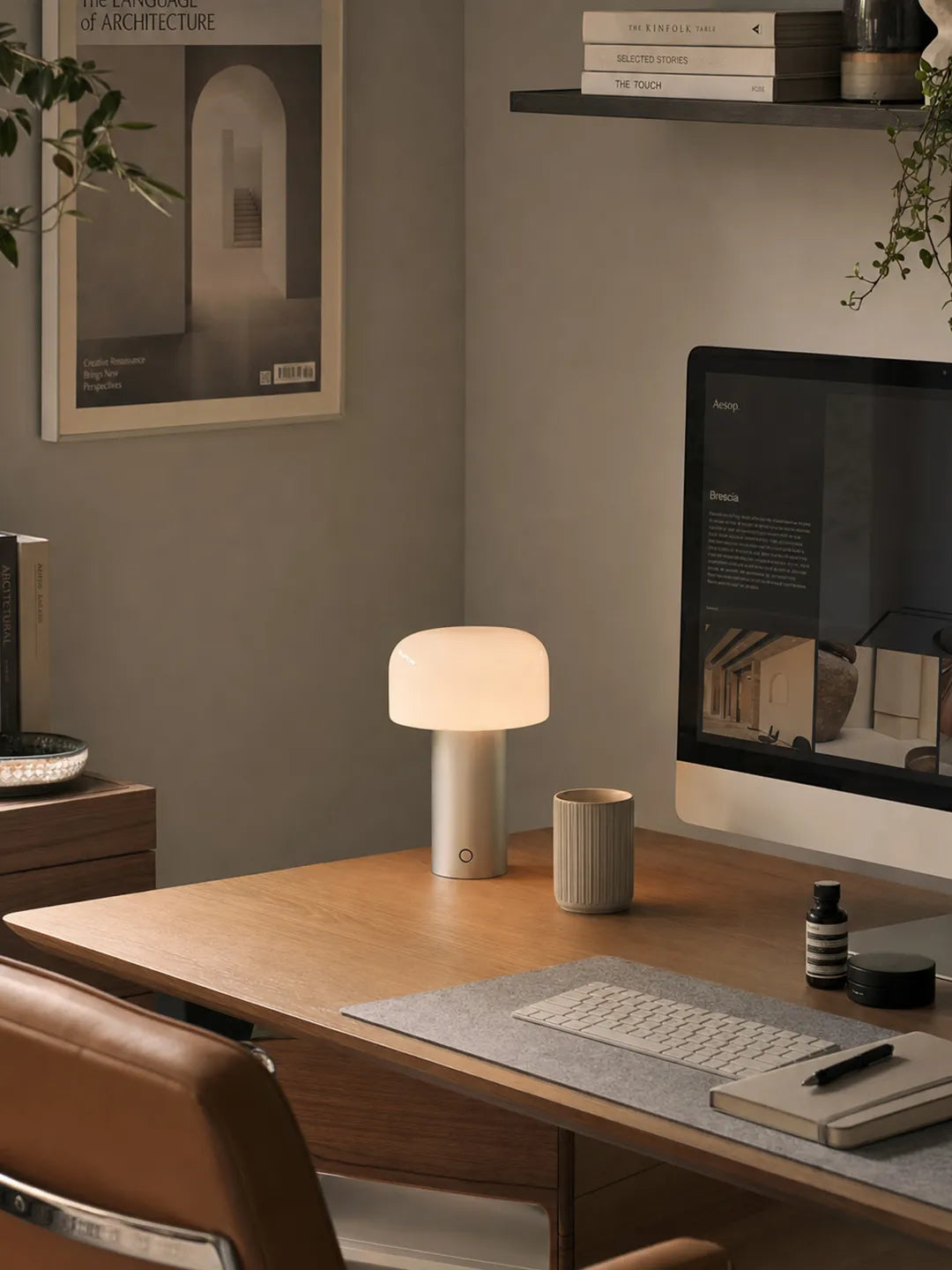 Hooled Vesper Metal Tischleuchte auf einem Schreibtisch mit Monitor, Tastatur und Notizbuch
